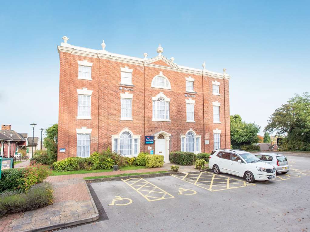 Travelodge Birmingham Kingswinford Exterior photo